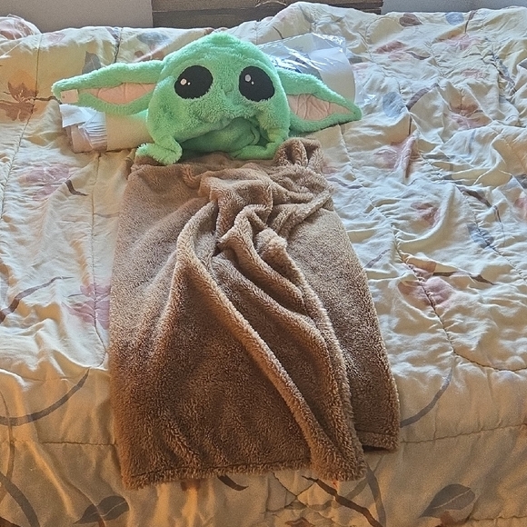 Star Wars Other - Green and Brown Baby Yoda Blanket